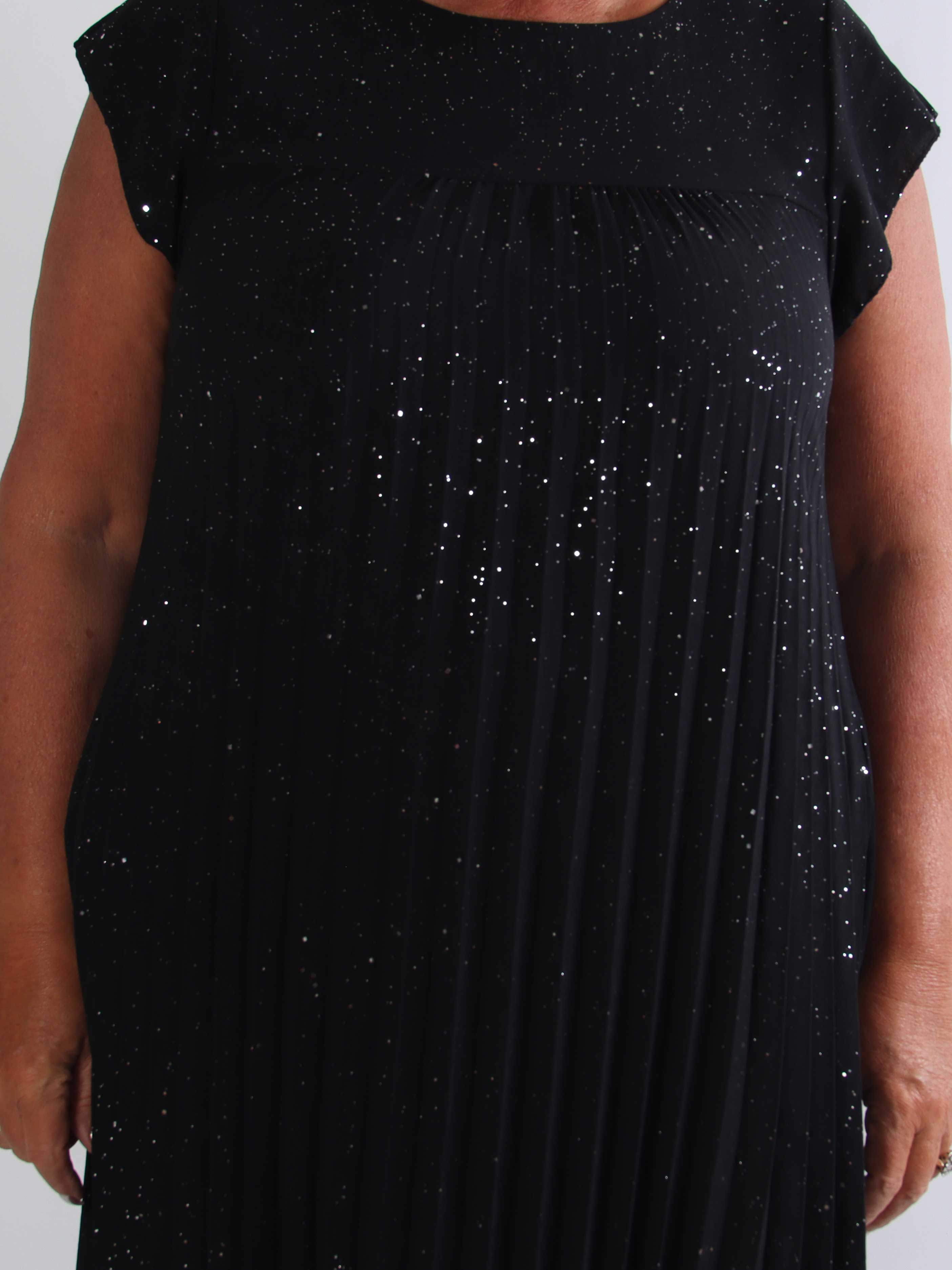 Nancy Glitter - Lang plus size kjole med plisseringer og lommer